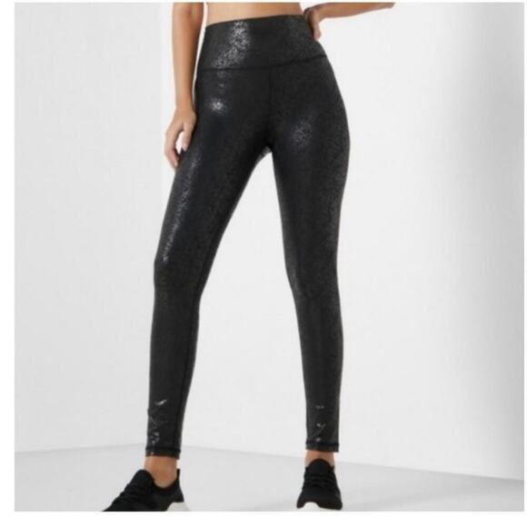Offline by Aerie The Hugger High Waisted Crackle Legging in True Black, Small - Picture 2 of 5